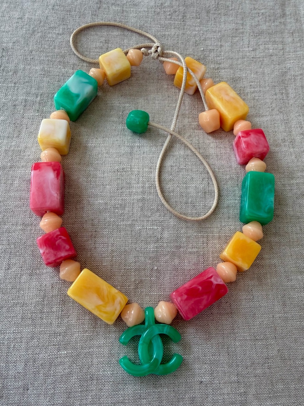 💚CHANEL Colorblock Beaded Necklace with Green CC Pendant🌈 - Picture 4 of 10